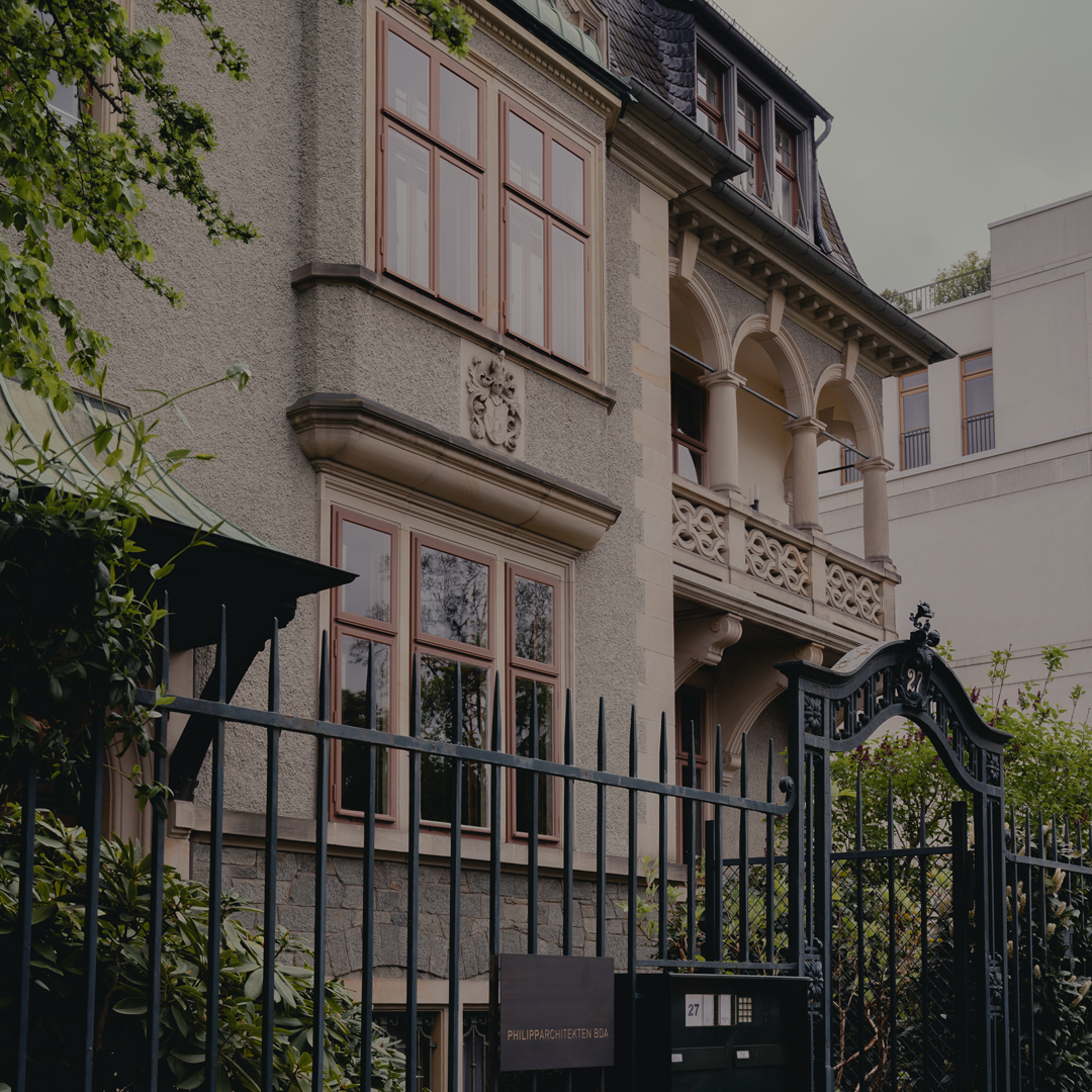 Modern office in a historic setting.
.
.
#office #architecturaloffice #architecture #interior #interiordesign #architect #historic #modern #villa #wilhelminianstyle #renovation #frankfurt #annaphilipp #philipparchitekten