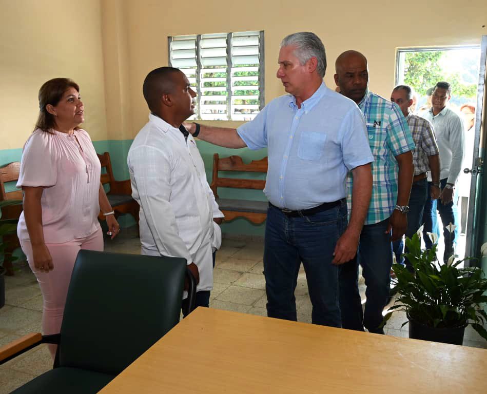 @BYuniaky @DiazCanelB @DrRobertoMOjeda ✔️ @DiazCanelB y @DrRobertoMOjeda junto a los dirigentes partidistas y gubernamentales del municipio y la provincia visitaron también la comunidad 'El Guayabal', cercana a la Universidad Agraria. Allí pudieron ver el proceso de transformación del barrio #Cuba