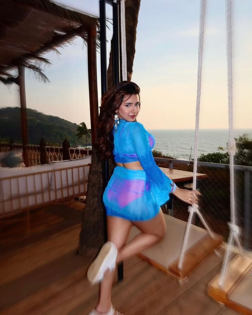 Chilling vibes at the hill station! 🌄 #RoshniWalia flaunts her beach-ready look in a pink bikini paired with a stylish blue transparent cord set. 💙☀️🌸🌷
.
.
.
.
#RoshniWalia #HillStationChic #BeachReady #VacationMode #talkingbling