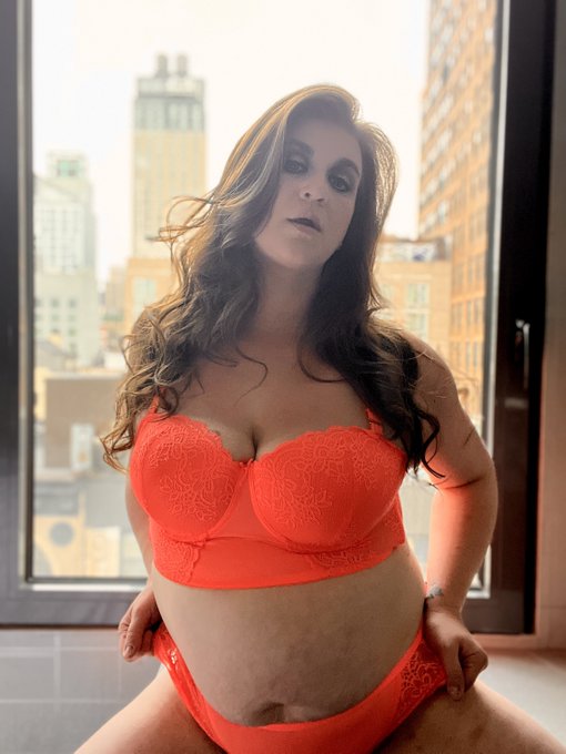 MILF in NYC. https://t.co/OtlFaG7ljL