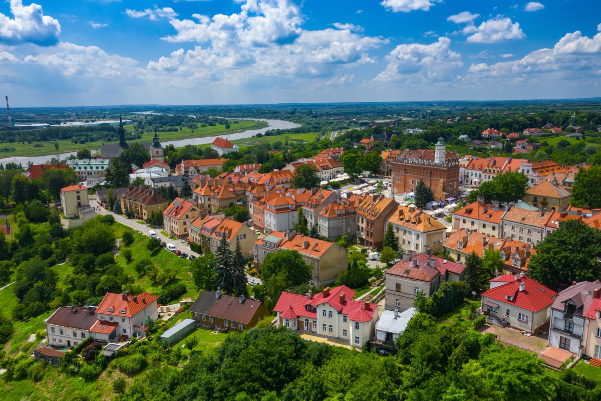 ✏️ Located on the Vistula River in Southern Poland, Sandomierz looks like it is straight out of a postcard! 🤩 Visit religious buildings such as Sandomierz Cathedral, St. Jacob's Church and Sandomierz Synagogue. Visit Opatowska Gate - its roof offers incredible city views!
