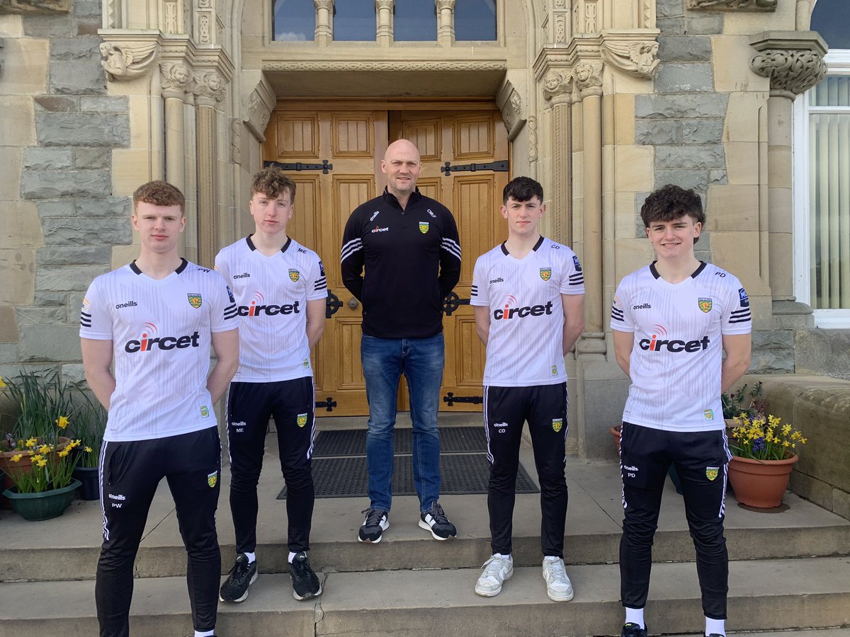 Best of luck to @SaintEunans reps for @officialdonegal Minors, Paddy Ward, Matthew Enright, Cathal Doherty + Pauric Devine who play Ulster C/ship v Fermanagh away, 12noon on Saturday. Mr McFadden @officialdonegal Senior Selector giving the boys a few words of wisdom above 🟢🟡🏰