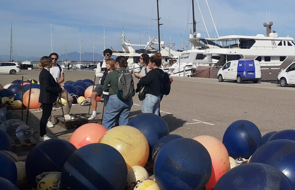 Avui hem parlat de la Gestió del Litoral amb el Port, l'@AjRoses i @BHereu dins del Màster en Canvi Ambiental i Transició Socioecològica de @udgmasters. Llàstima que l'estat de la mar no ens ha permès veure la restauració de @marineforesTeam a Port Lligat! @UdGIMA @Med_Recover