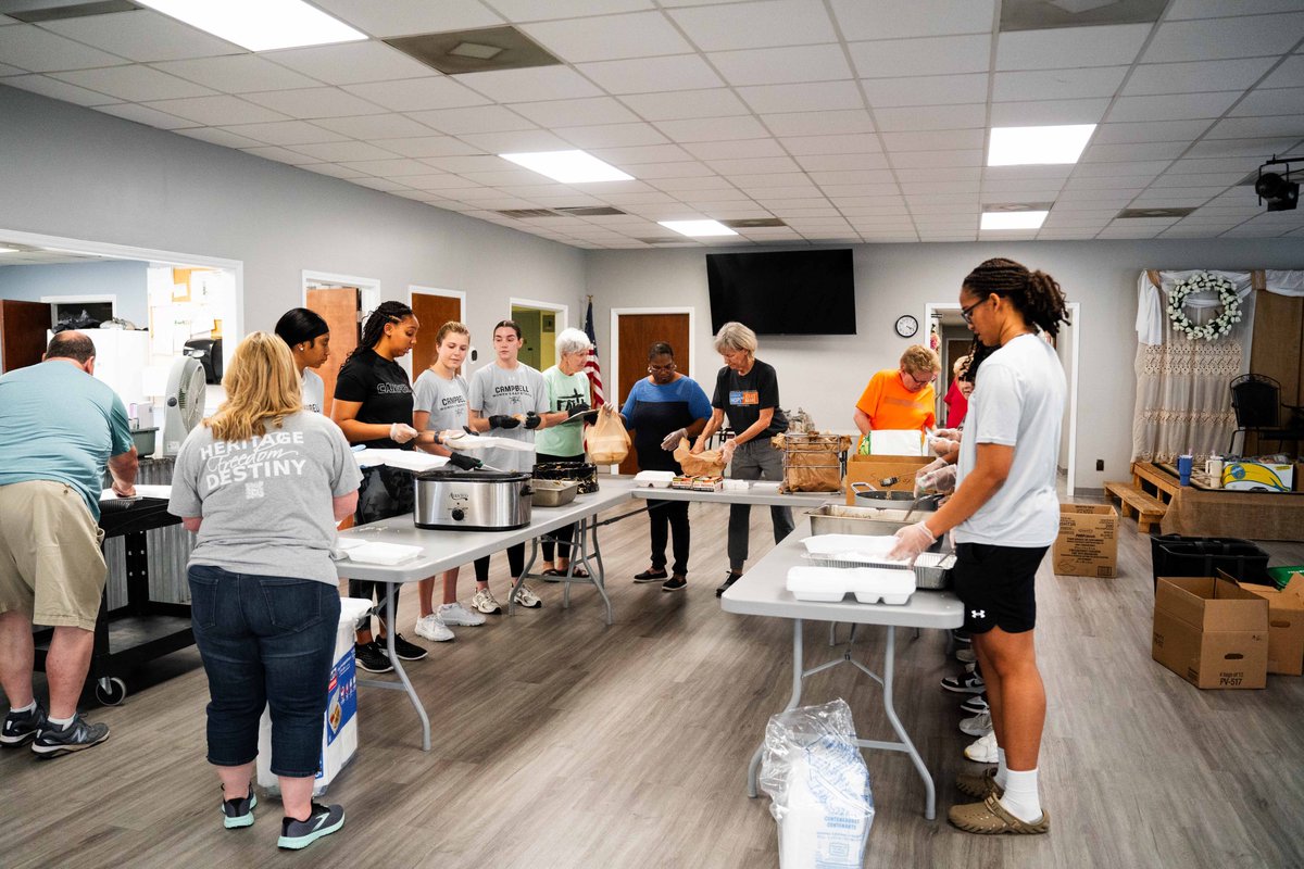 Serving up meals at the Senior Center in Coats 🍽 #SweatAndServe | #RollHumps 🐪🏀