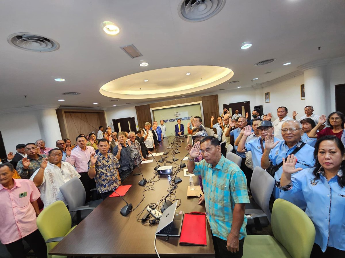 simkuihian's tweet photo. Majlis Penyerahan Notis Dan Sijil Pelantikan 1 Ketua Masyarakat and 46 Ketua Kaum #KMKK Bagi Kawasan #N53 Bawang Assan, Sibu
 
KMKK are part of Sarawak Gov, hence providing an important services to rakyat.  Also important be eyes &amp; ears bridging the government &amp; the rakyat. https://t.co/D9Ufi6E2hC