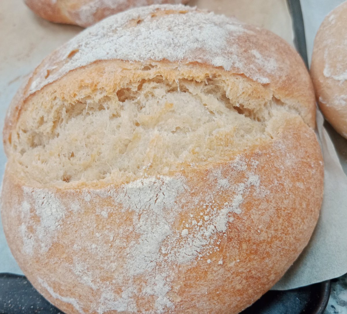 Elaborando un pan de miga dura, como el candeal, y otro de masa blanda, como el payés, acabamos la semana de 1° PARC Dual, entre otras muchas elaboraciones, enhorabuena chic@s!!

#soyhotelescuela
#bakeryhotelescuela