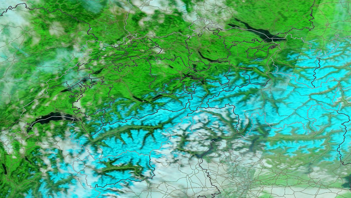 Joackiie's tweet photo. Die #Schweiz Freitagmittag aus 700km Höhe (Terra/MODIS): tiefe Wolken im Süden, hohe im Süden.
Dem vielen #Schnee (blaue eingefärbt) in den Hoch- und #Südalpen (by @whiteriskslf ) geht es übers Wochenende (mit #Nullgradgrenze 3500-4000m) an den Kragen. https://t.co/YvDha72mZz