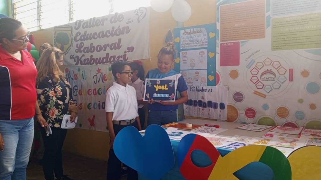 #05Abril Encuentro de haceres y saberes con docentes y estudiantes de educación especial en el marco del mes de Educación Especial.
Ser diferente es algo común.
#SomosPuebloHumanista 
<a href="/NicolasMaduro/">Nicolás Maduro</a> @MPPEDUCACION <a href="/_LaAvanzadora/">Yelitze Santaella</a> <a href="/EleamerAbdala/">Eleamer Elkatrib</a> <a href="/cdcelara/">Centro de Desarrollo de la Calidad Educativa Lara</a>