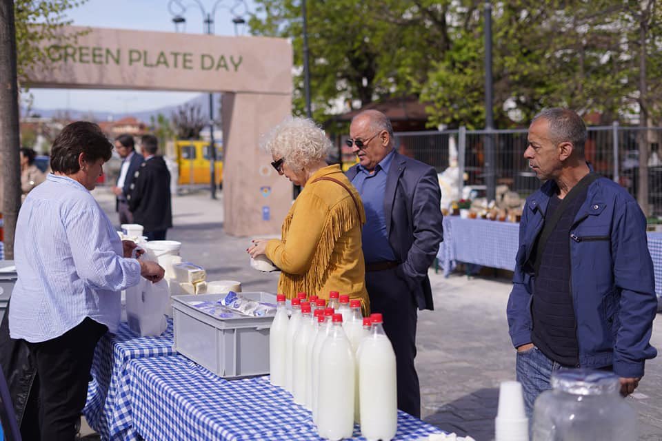 Together with @ADCinKosovo and Mayor @ShaqirTotaj of @KomunaPrizren we joined the local heroes, farmers, and energy solutions' businesses to discuss and champion #sustainable food solutions. Empowered to choose #GreenPlate, every day, for a greener future! 🌱🍽️