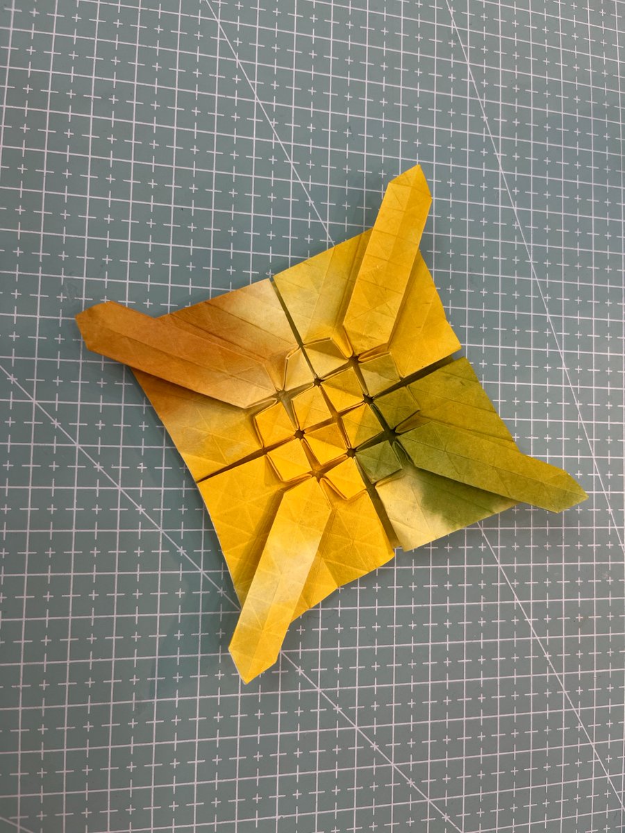 Guitar_Chiang's tweet image. 小花
-designed by @shuzofujimoto 
-folded by @guitar_chiang 
-13*13cm 诸和纸
-《绣球花折纸》
#origami #paper #paperflower #paperfolding #papercrafts #flower