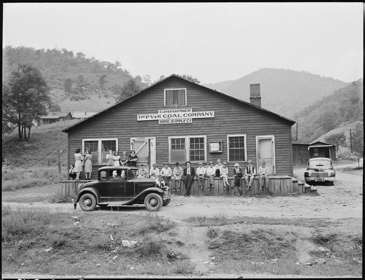 Explore the #ArchivesPowerAndLight exhibit and journey into the daily life and struggles of 1940s coal miners. Lee’s work goes beyond documentation; it narrates stories of perseverance amid adversity. docsteach.org/activities/stu… #ArchivesSnapshot