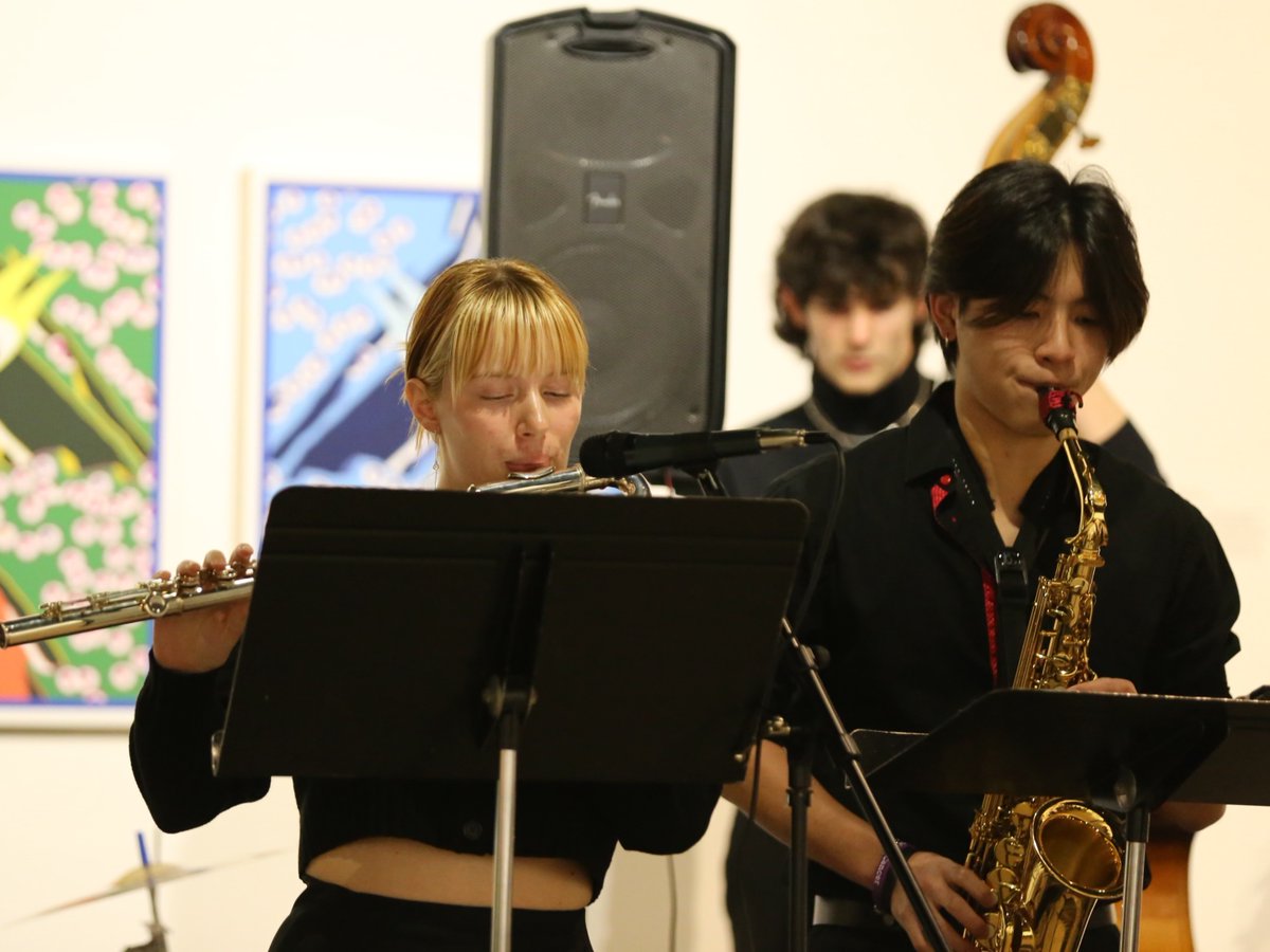 The talented students in our jazz ensemble add an extra touch of magic to the Phillips Museum of Art at Franklin & Marshall College. 🎶 ✨ (Photos by Sally Wang ’24)