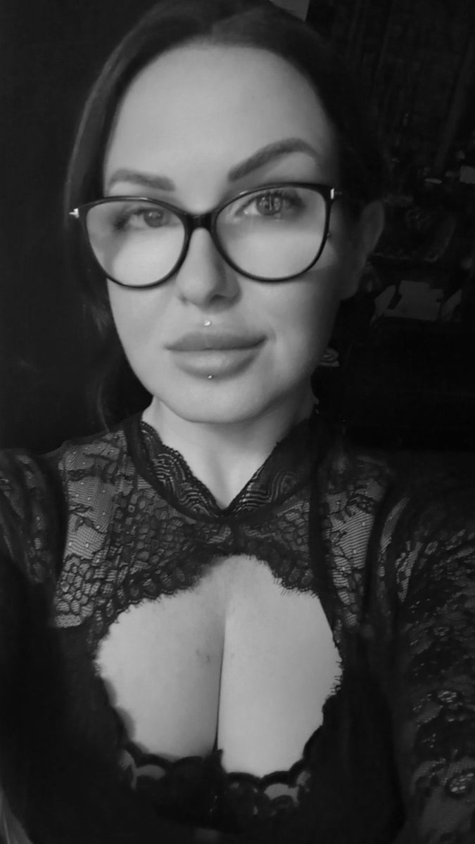 Looking into Mistress Elysia’s eyes you can’t help but be mesmerised by her beauty. As she stares directly into your soul and shows you a slight smile your mind will race trying to imagine what happens next. There’s only one way to find out. @ElysiaDomme mistresselysia.co.uk