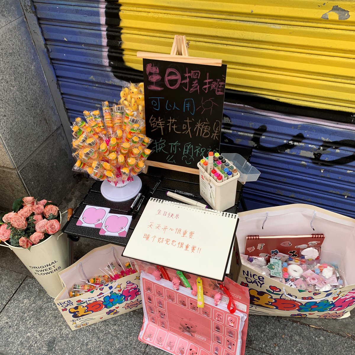 Olige_'s tweet photo. 🥳#欢迎大家来参加我的街头生日派对
和300个陌生人一起度过了生日
年过七旬的老奶奶对我说
“年轻人 勇敢闯世界吧！”
咿呀学语的小女孩对我说
“要变成像姐姐一样温柔的大人”
甜蜜恩爱的一对情侣对我说
“爱会来到你身边”
谢谢你们的祝福、拥抱、鼓励
新的一岁🎂
一起去做更多有趣的事情吧😎 https://t.co/i835Z7nLlu