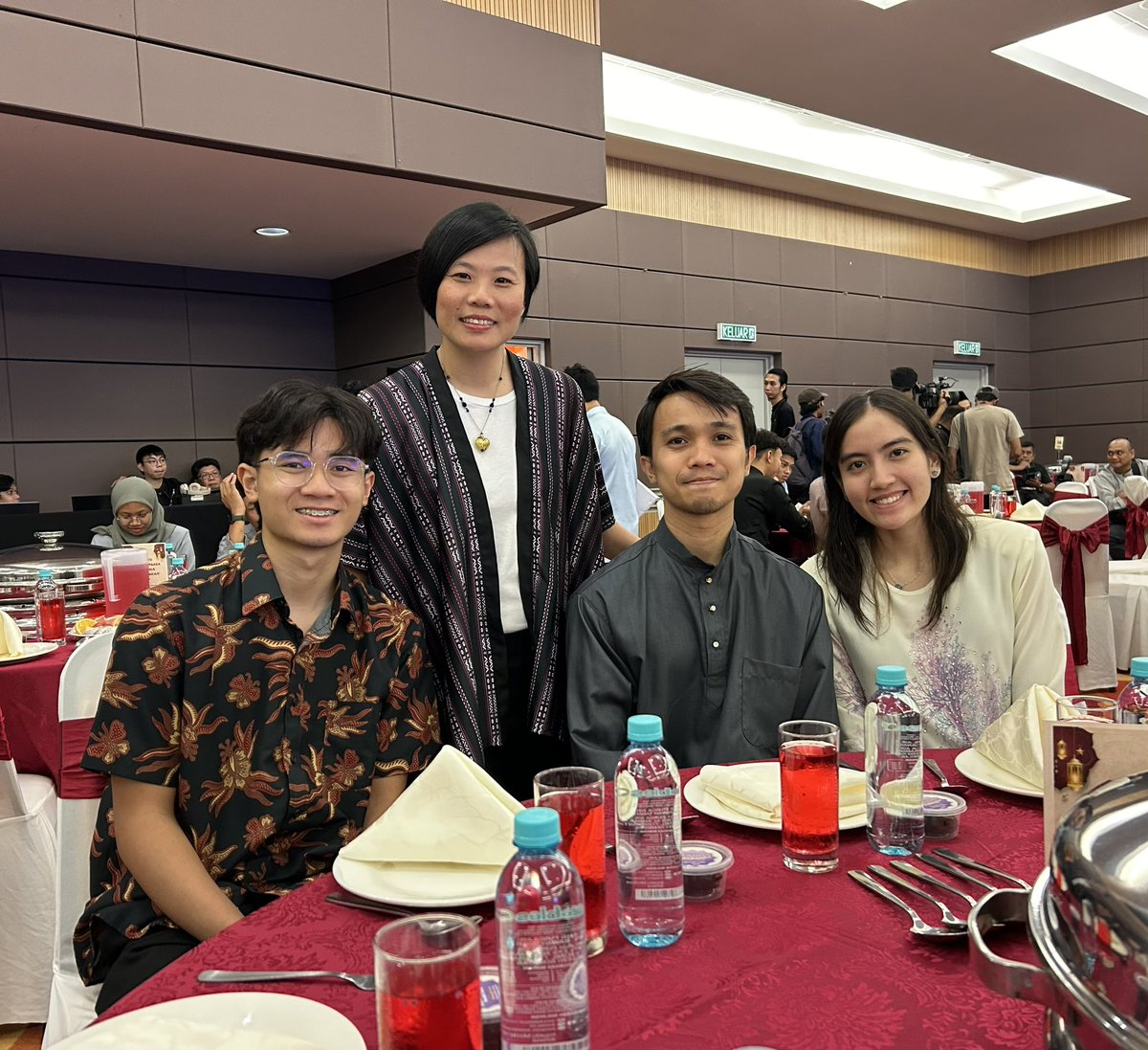 wee_sharon's tweet photo. Berbuka Puasa bersama Menteri @KBSMalaysia , YB @hannahyeoh &amp; kawan sukan yang lejen-lejen di @MSNMALAYSIA .💪🇲🇾 https://t.co/EpVIFQFZHu