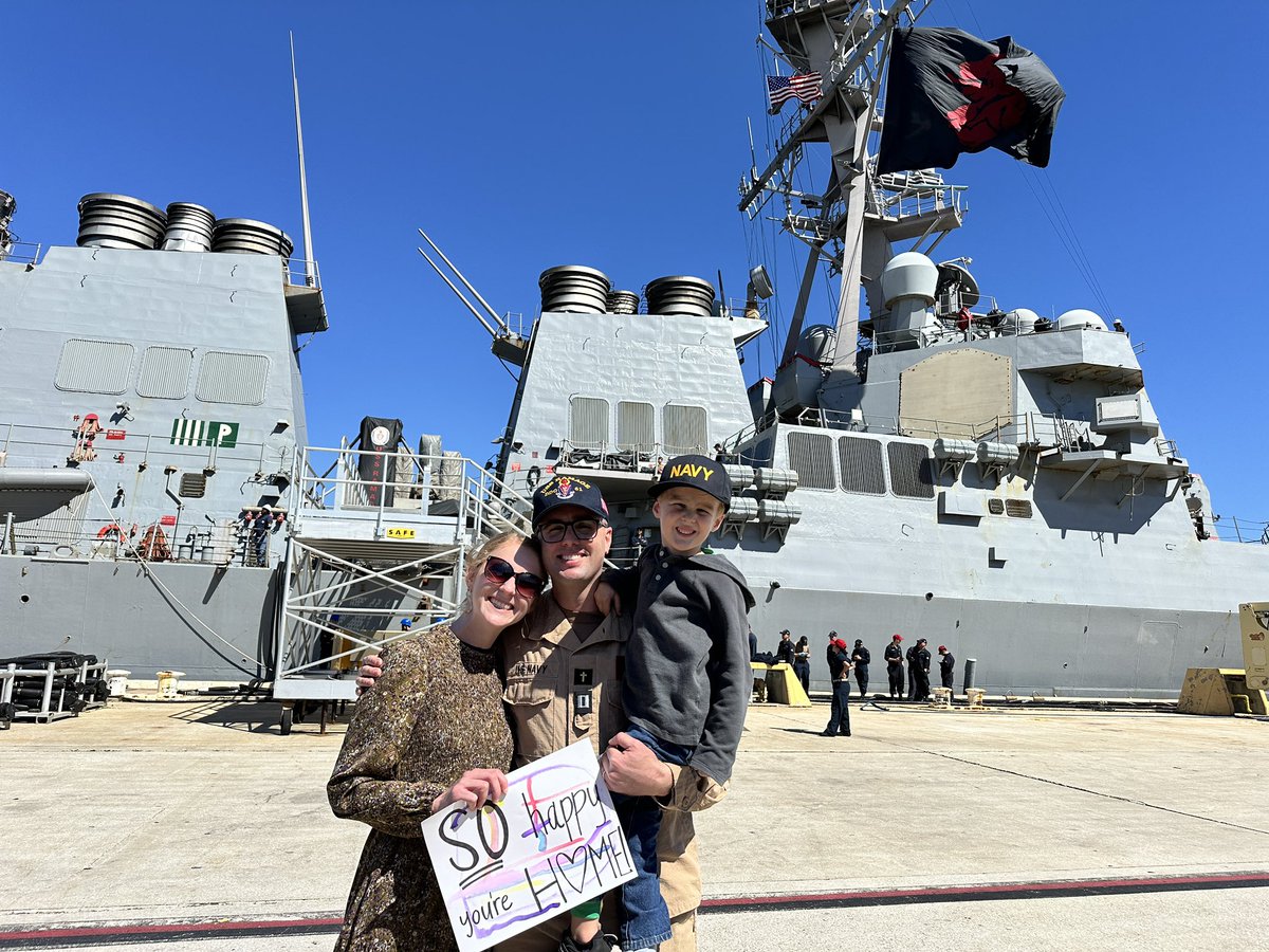 ⚓️🇺🇸Moored! Shift colors…and homeport! Welcome to your new home, USS Ramage (DDG 61)! We’re thrilled have you join the Mayport Team! 💪

#DDG61 #Mayport #HomeSweetHome #NavyLife