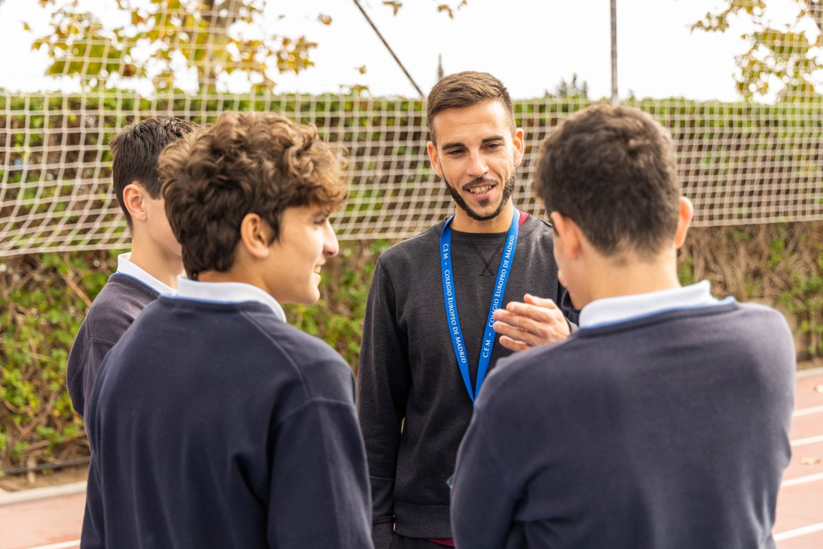 En CEM creemos que un ambiente seguro y de apoyo es esencial para tu crecimiento. Por eso, proporcionamos un espacio donde te sientas escuchado y respetado. Desde la prevención del acoso hasta la promoción de la empatía, trabajamos para crear una cultura de cuidado y comprensión.
