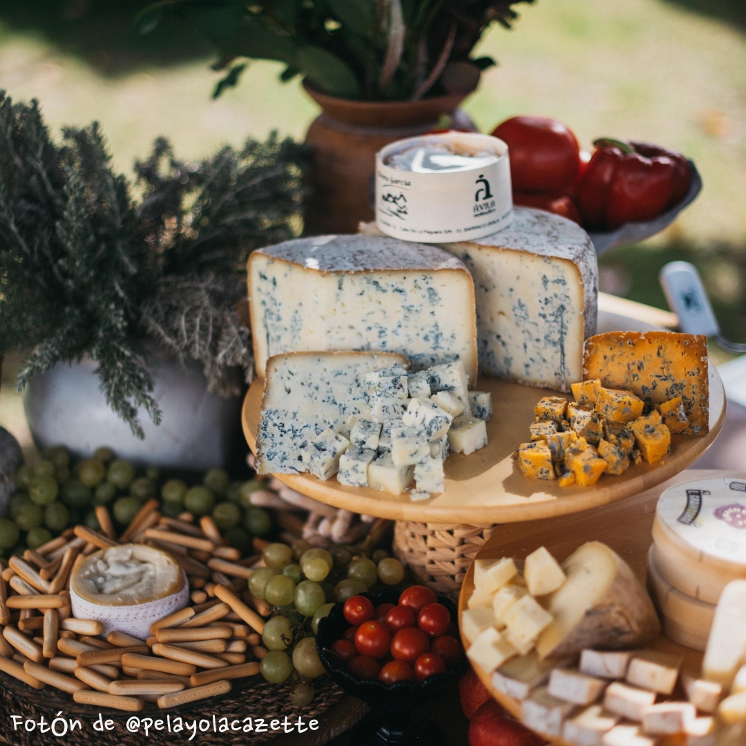 Me encanta esta foto de @pelayolacazette... 

Creo que ese Pría Tres Leches Azul tiene una pinta fantástica, pero cuidado con la torta de @cremositos que nos mira con cara de "cómeme"... 

Queso, que bonito eres!!! ❤️

#aitorvegaquesos 
#250gramosdequeso