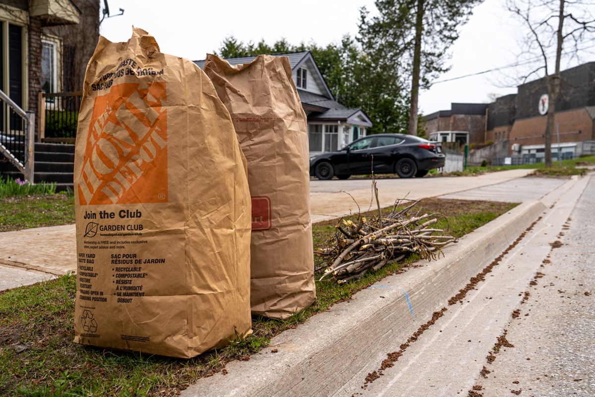 @simcoecounty 🍂Leaf & Yard Waste collection begins 📅Apr 8 Zone 1 & runs until end of May. For Zone details & more, get the #simcoecountycollects app or visit bit.ly/43LxKGS *Doesn’t apply in Barrie & Orillia