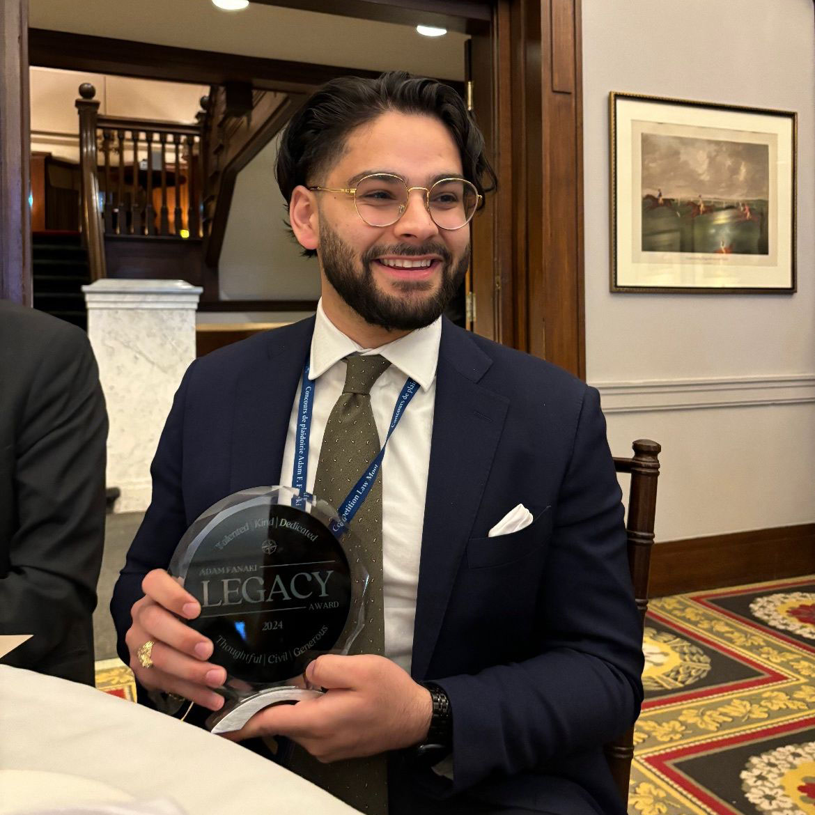 George Yacoub, étudiant à la licence en droit, a remporté le Legacy Award du concours de plaidoirie Adam F. Fanaki en droit de la concurrence, le 23 mars. Ce prix souligne donc non seulement le savoir-faire d’un étudiant, mais surtout son savoir-être. Félicitations George! 🏆