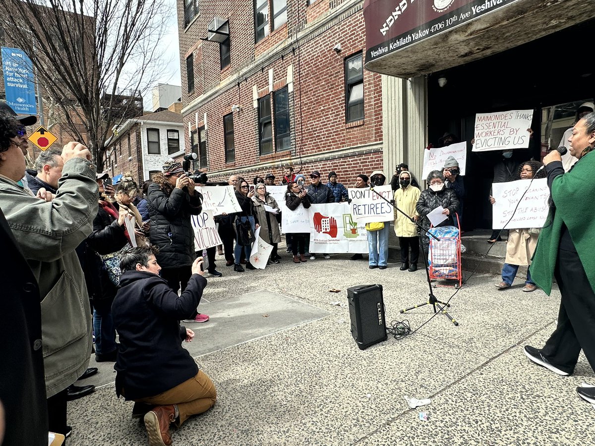 HAPPENING NOW: @MaimoHealth is trying to evict essential workers from their long-term homes. We are joining tenants and elected officials to demand the hospital drop all of the eviction cases immediately. 🧵: