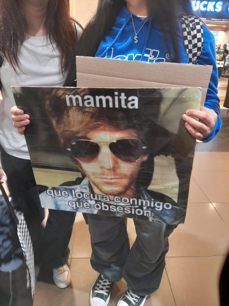 📣| Cartel de una fan esperando a Louis en el aeropuerto! JAJSJSKALSKLAJSJW