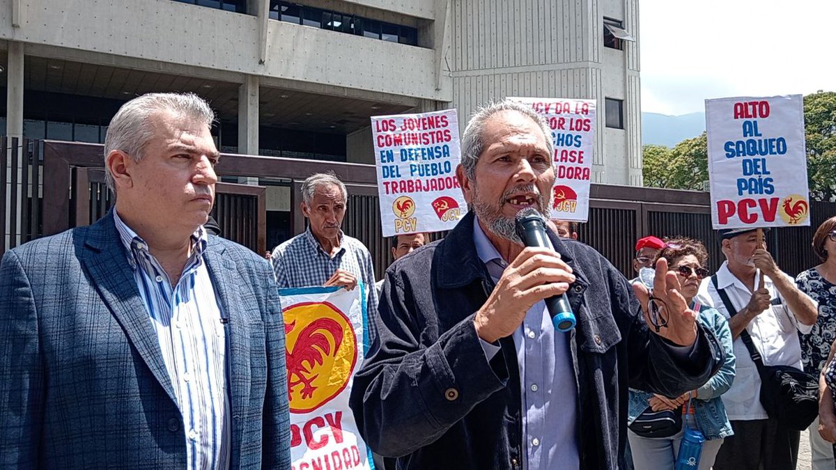 _TribunaPopular's tweet photo. #AHORA El Partido Comunista de Venezuela introduce ante el Tribunal Supremo de Justicia una solicitud de antejuicio de mérito a los magistrados de la Sala Constitucional por violar la Constitución y la jurisprudencia al negarse a revocar intervención judicial del @PCV_Venezuela https://t.co/sYTe728H9G
