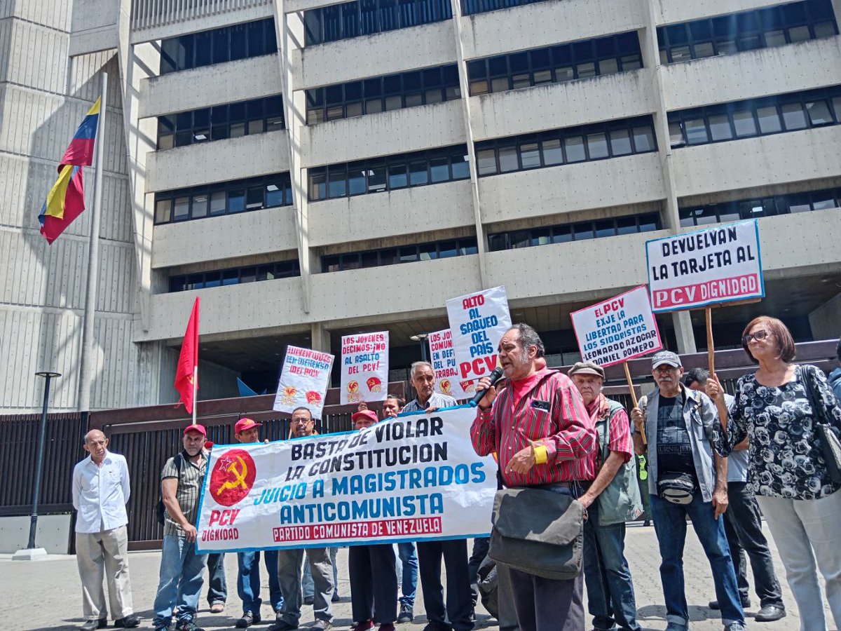 #AHORA El Partido Comunista de Venezuela introduce ante el Tribunal Supremo de Justicia una solicitud de antejuicio de mérito a los magistrados de la Sala Constitucional por violar la Constitución y la jurisprudencia al negarse a revocar intervención judicial del @PCV_Venezuela