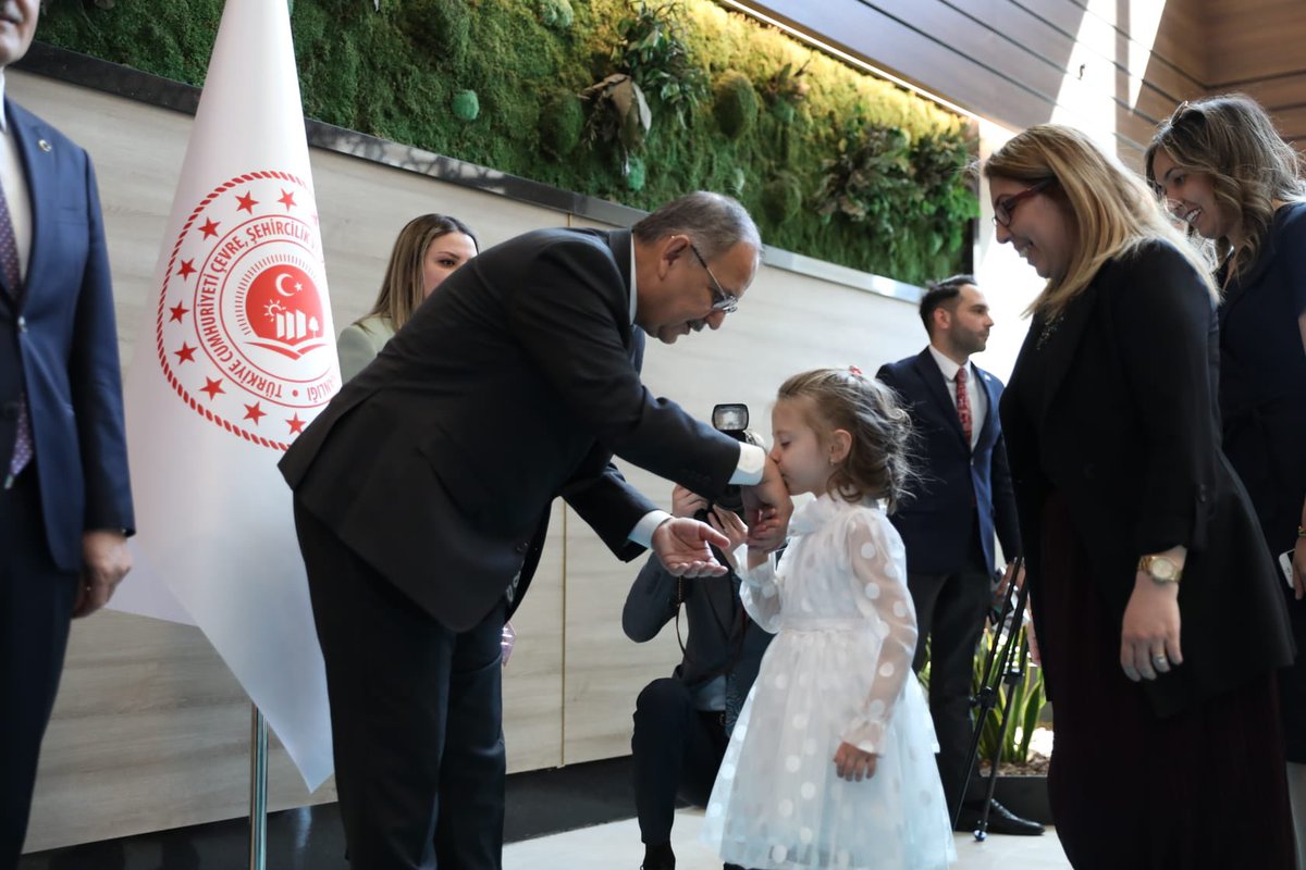 Bugün Bakanlığımızda; büyük ailemizle, kıymetli mesai arkadaşlarımızla ve minik misafirlerimizle bayramlaştık. Eller öpüldü, harçlıklar alındı ☺️ Rabbim inşallah ülkemize, milletimize dirlik düzenlik içinde hayırlı bir bayram nasip eylesin; bizleri sağlıkla, huzurla daha nice…