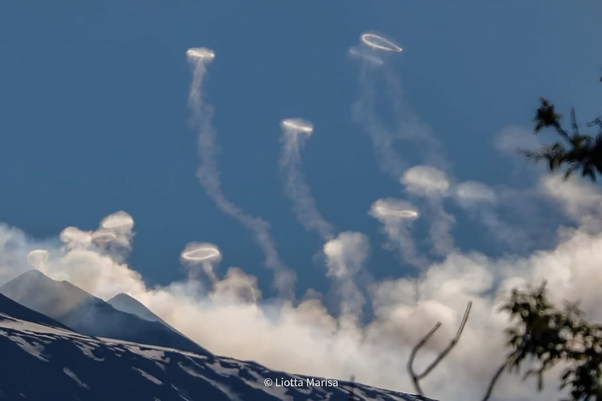 nexta_tv's tweet image. The Italian volcano Etna has started erupting smoke rings

This phenomenon is rare, as smoke rings are formed only with a specific crater shape and geometry.