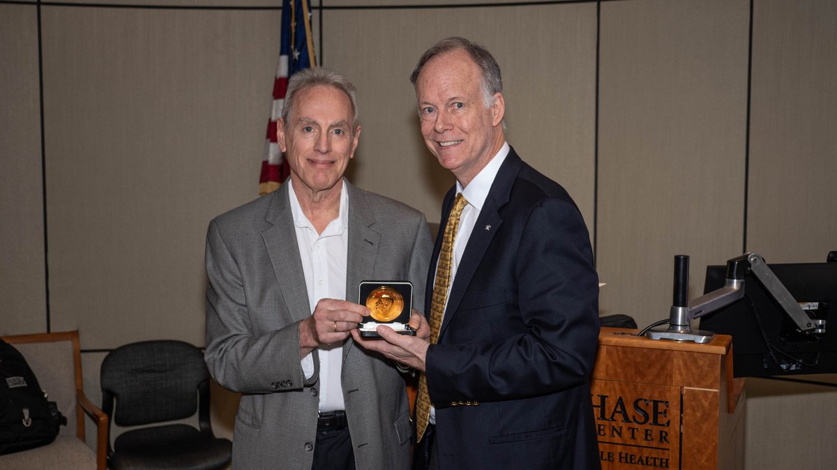 Congratulations to our @DanaFarber colleague & Nobel laureate Dr. William Kaelin on receiving the highest honor from @FoxChaseCancer, the Stanley P. Reimann Honor Award, recognizing his transformative cancer research. foxchase.org/news/2024-04-0…