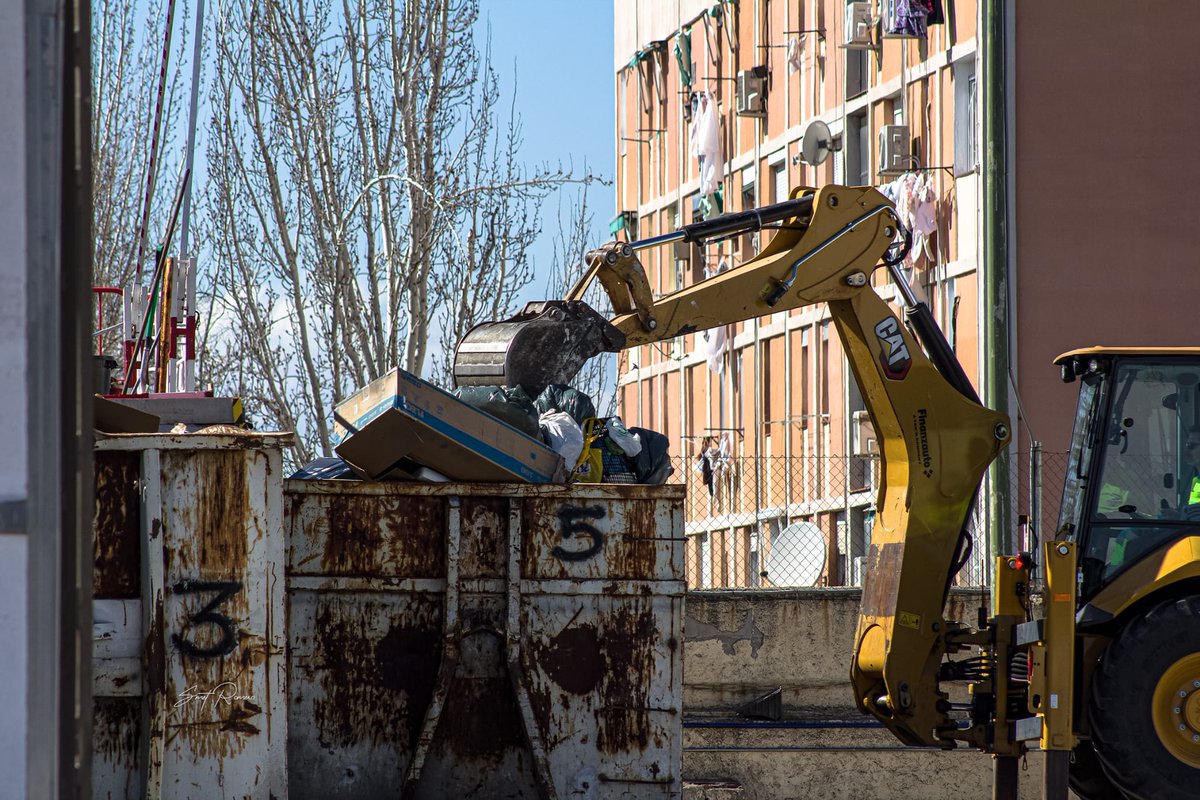 Más de un año llevamos los vecinos clamando contra el cantón-vertedero que opera a escasos metros de viviendas, colegios y centros deportivos de La Elipa. Produce ruidos 24/7 y nos arrebata el sueño a cientos de vecinos. Imagínense cuando llegue el calor y abramos las ventanas.