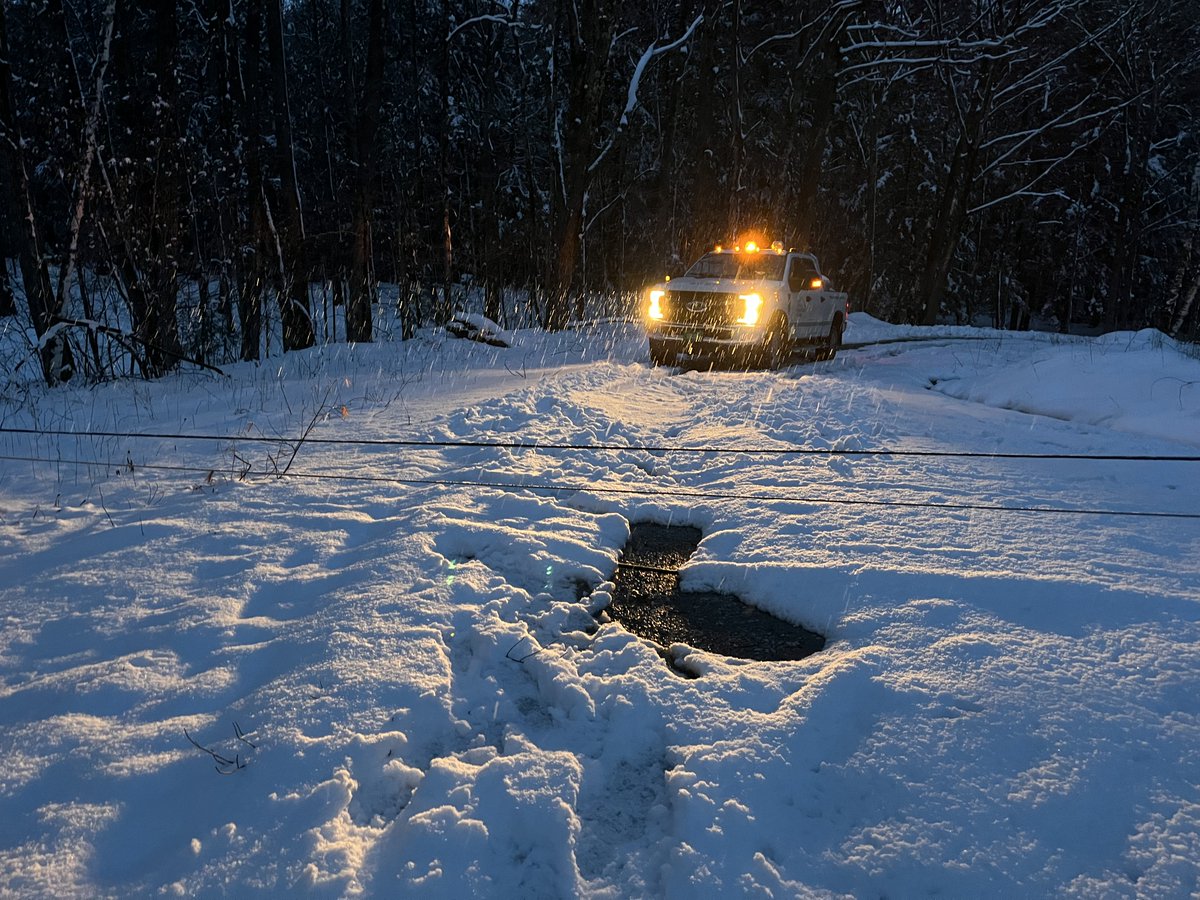 GreenMtnPower's tweet photo. Storm Update: Crews are out all over the state continuing to repair damage from the devastating heavy wet snow that continued falling overnight. We have already restored 85% of customers with weather-related outages, getting over 71,000  back on. 🧵⬇️ 1/2 https://t.co/bFCU5jxVFz