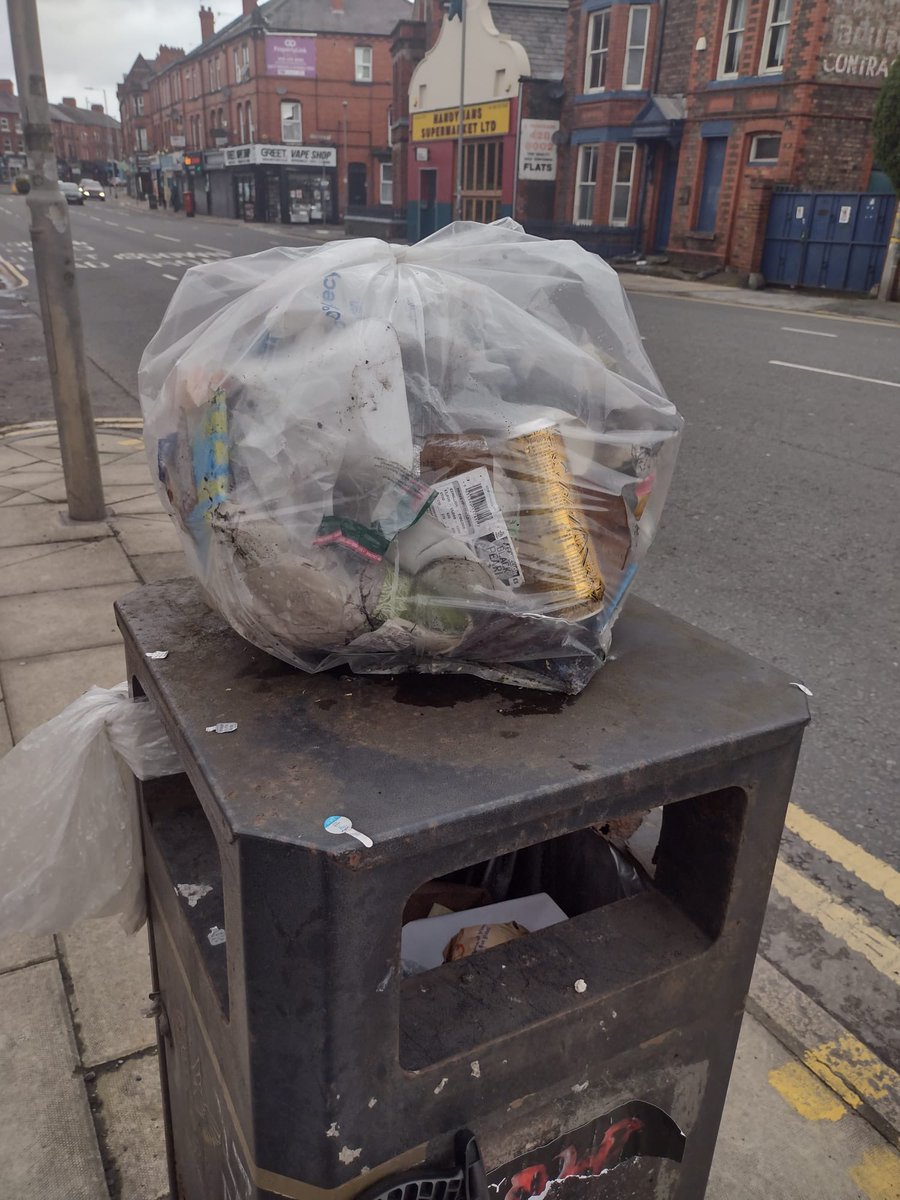 Cheryl tackled the bush of doom this morning in the rain ☔️ - it’s opposite the Handy Man where the phone box is

2 bags of litter 
Lots of thank yous 

#pennylanewombles #litterpicking #beatles #pennylane #thebeatles #liverpool #keepbritaintidy #litter #smithdownroad