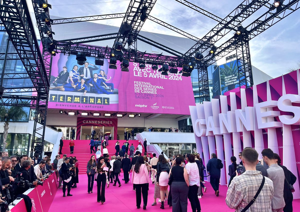 Top départ pour la saison 7 de #CANNESERIES 💖 décollage immédiat pour le premier pink carpet 🤩 #Cannes 🌴 #RendezVousACannes