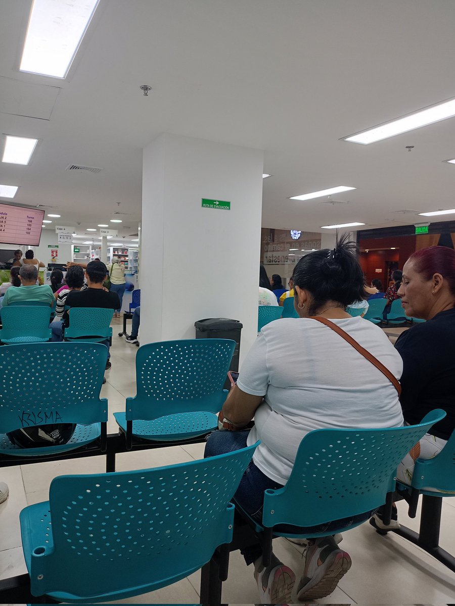 Lanzadardos_'s tweet image. Dizque perdió Petro porqué se cayó la #ReformaALaSalud Yo no veo a Petro esperando meses una cita con el especialista, ni haciendo filas para recibir un medicamento. 
Quien perdió fue el Colombiano de a pie que tiene que seguir tolerando que jueguen con su vida.