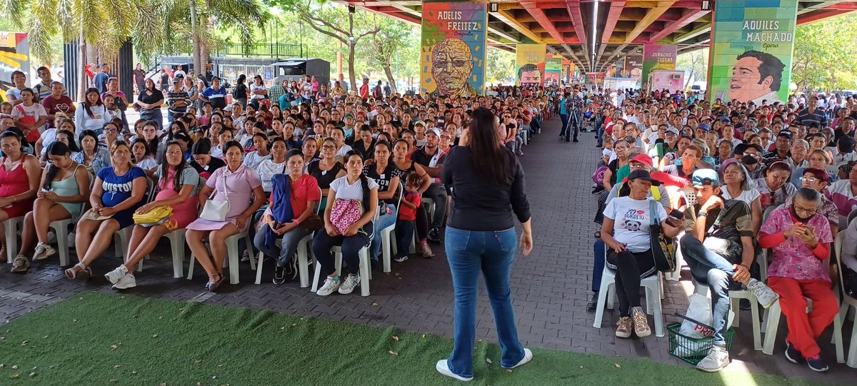 #05Abr ❤️Caras de alegría se hicieron notar en el Complejo Ferial Bicentenario donde más de 1.480 personas recibieron respuesta a sus solicitudes realizadas a través del 1X10 del Buen Gobierno, herramienta creada por nuestro presidente, Nicolás Maduro Moro #SomosPuebloHumanista