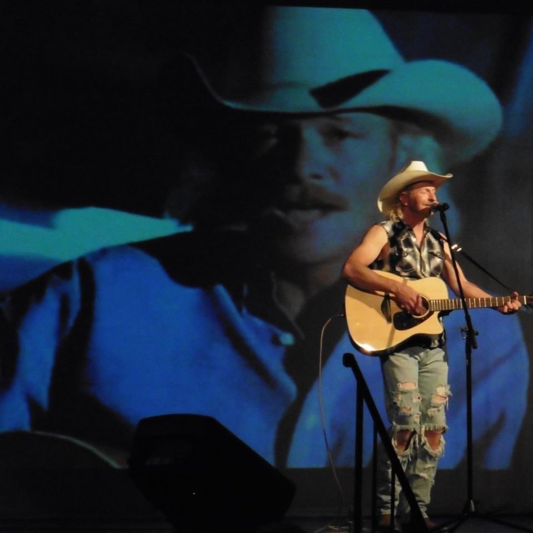 Step into the world of country music legend Alan Jackson with the unforgettable tribute experience by Aaron Halliday! 🎶 🤠 Let the timeless tunes and heartfelt lyrics take you on a journey through the heart of Nashville. 🎟ticketmaster.ca/event/3100606C…