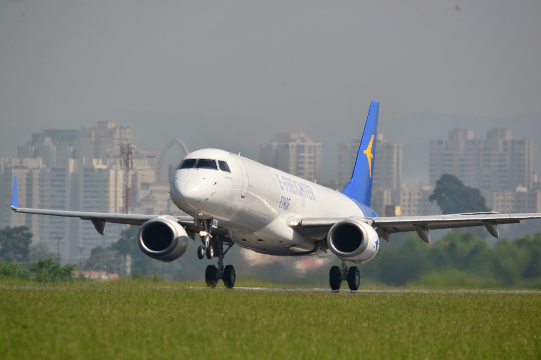 embraer's tweet photo. #NOTÍCIA | Primeiro #EJet convertido para transporte de carga faz voo inaugural. Leia notícia completa: https://t.co/kpfgjJVmVO
#EmbraerStories #WeAreEmbraer  #EFreighter #Freighter #Cargo https://t.co/L8AhtUQlm5