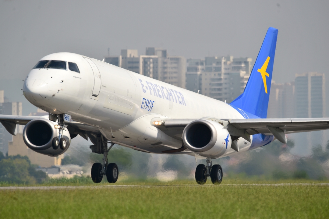 embraer's tweet photo. #NOTÍCIA | Primeiro #EJet convertido para transporte de carga faz voo inaugural. Leia notícia completa: https://t.co/kpfgjJVmVO
#EmbraerStories #WeAreEmbraer  #EFreighter #Freighter #Cargo https://t.co/L8AhtUQlm5