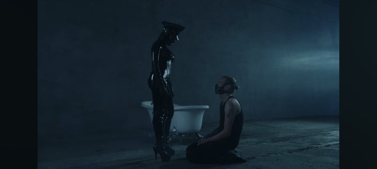 Roxiemonroe13's tweet photo. oooooo when one of your fave artist adds this lil spice into a music vid. ♥️♥️ 
@Jamiebower https://t.co/dm0o2ue2P6