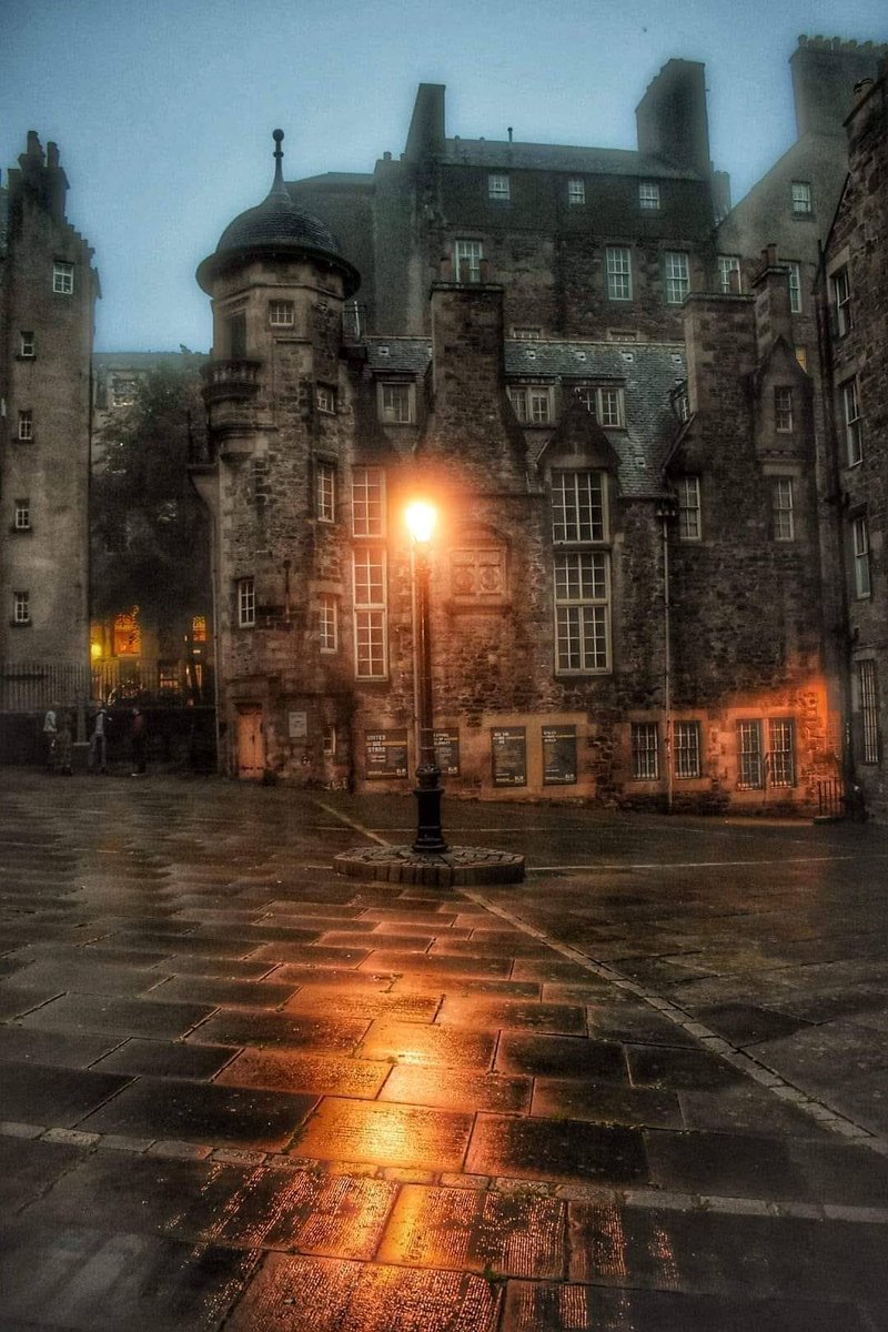 “There’s always a rainbow at the end of every rain.” All this #Edinburgh rain can't dampen the spirit of the Writers' Museum. Open daily 10am until 5pm. 📸 Harry Gordon