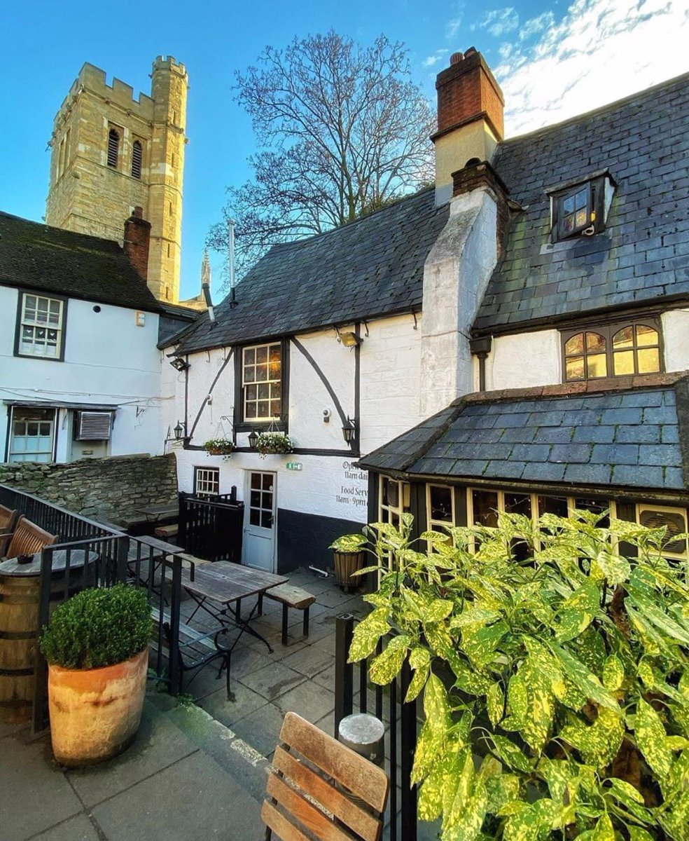 Want to work in the most unique pub in Oxford ?!?! We are recruiting for full time and part time bar/waiting team members! Bring in your CV or email 8004@greeneking.co.uk ❤️