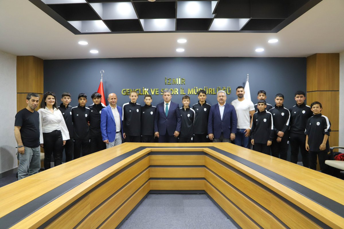 Okul Sporları Futsal İl Birinciliği müsabakalarında birinci olan Menemen 9 Eylül Ortaokulu takımını tebrik ediyor başarılarının devamını diliyorum.