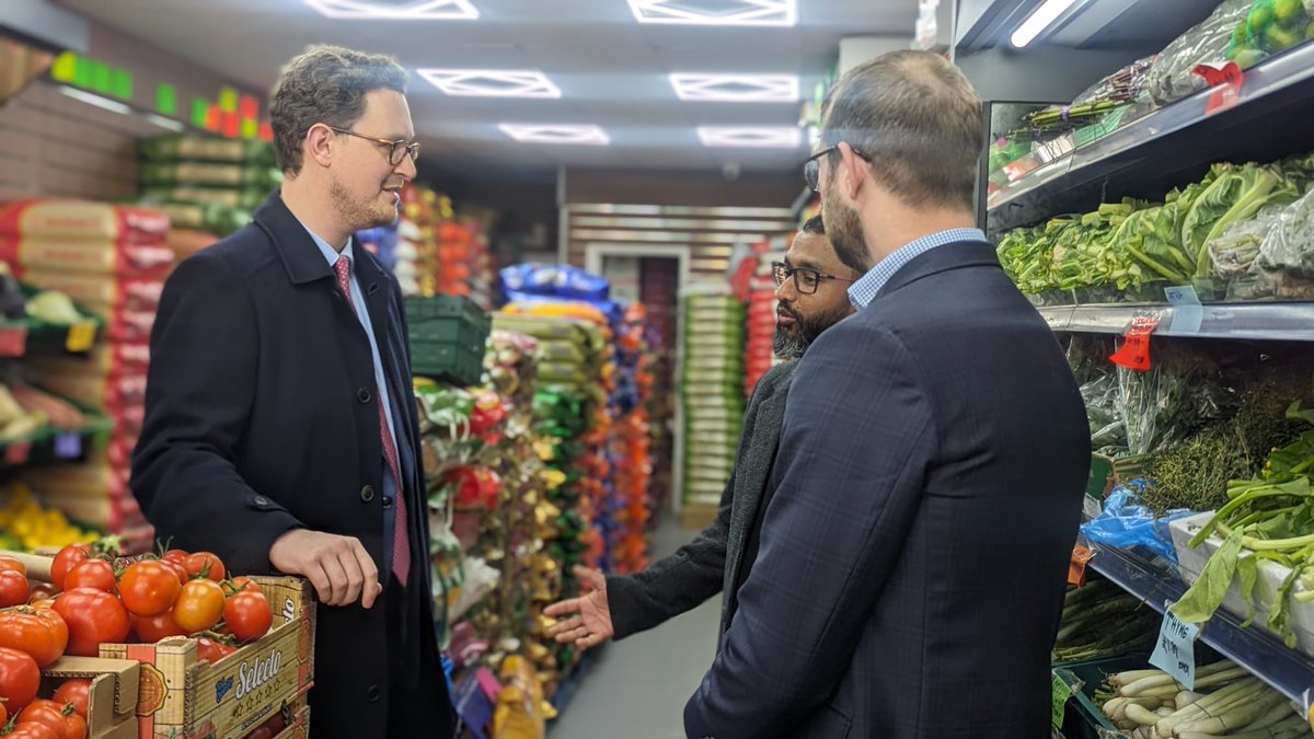 Massive thank you to @darrenpjones for popping to Swindon to have a chat with some of our local businesses. We visited Grand Bazaar Swindon and discussed some of Labour's plans to help businesses 🌹