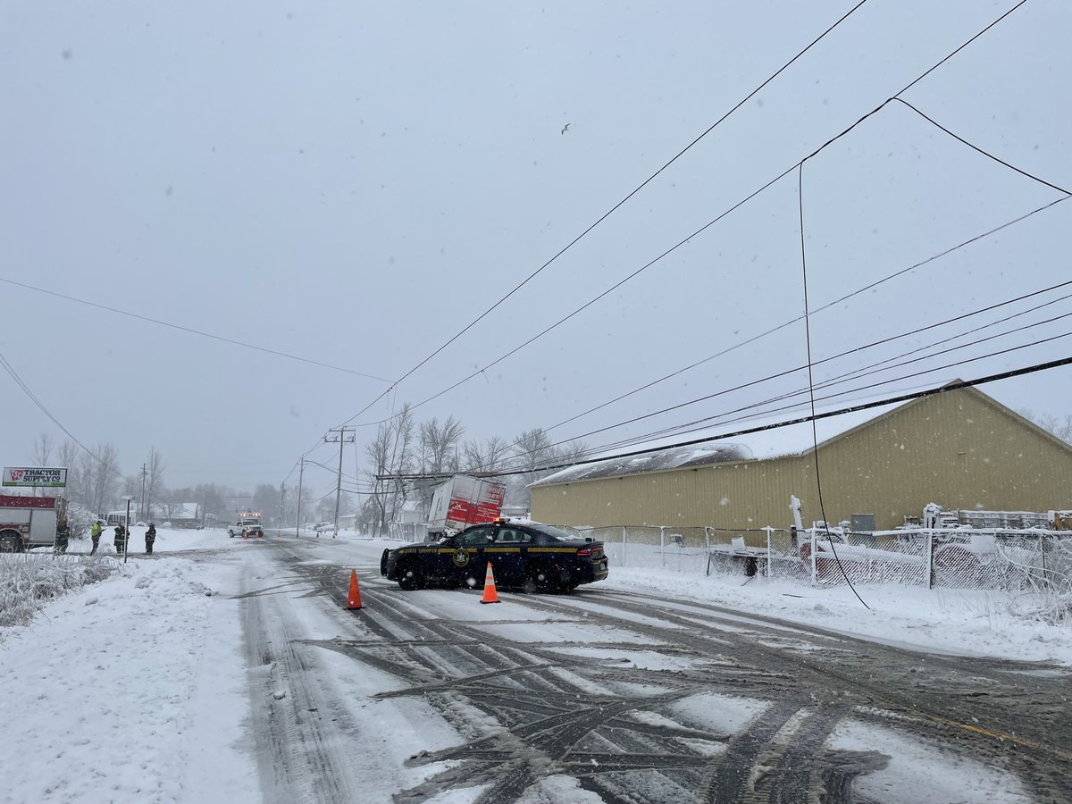 This is the severe wintry weather our Plattsburgh division has been experiencing over the last few days. Currently 1,090 customers are without power. Crews will continue to battle these tough conditions. We expect to restore most customers by 6pm Saturday. ow.ly/Ayky50R9pNI