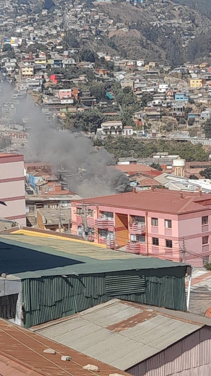 NoticiasValpoEx's tweet photo. #VALPARAÍSO #ÚLTIMOMINUTO

AHORA| Bomberos Valparaíso se dirigen a Incendio Estructural en cerro Polanco, calle Ruperto Chapi con Mercedes Fuentecilla. https://t.co/co78VVUJrH