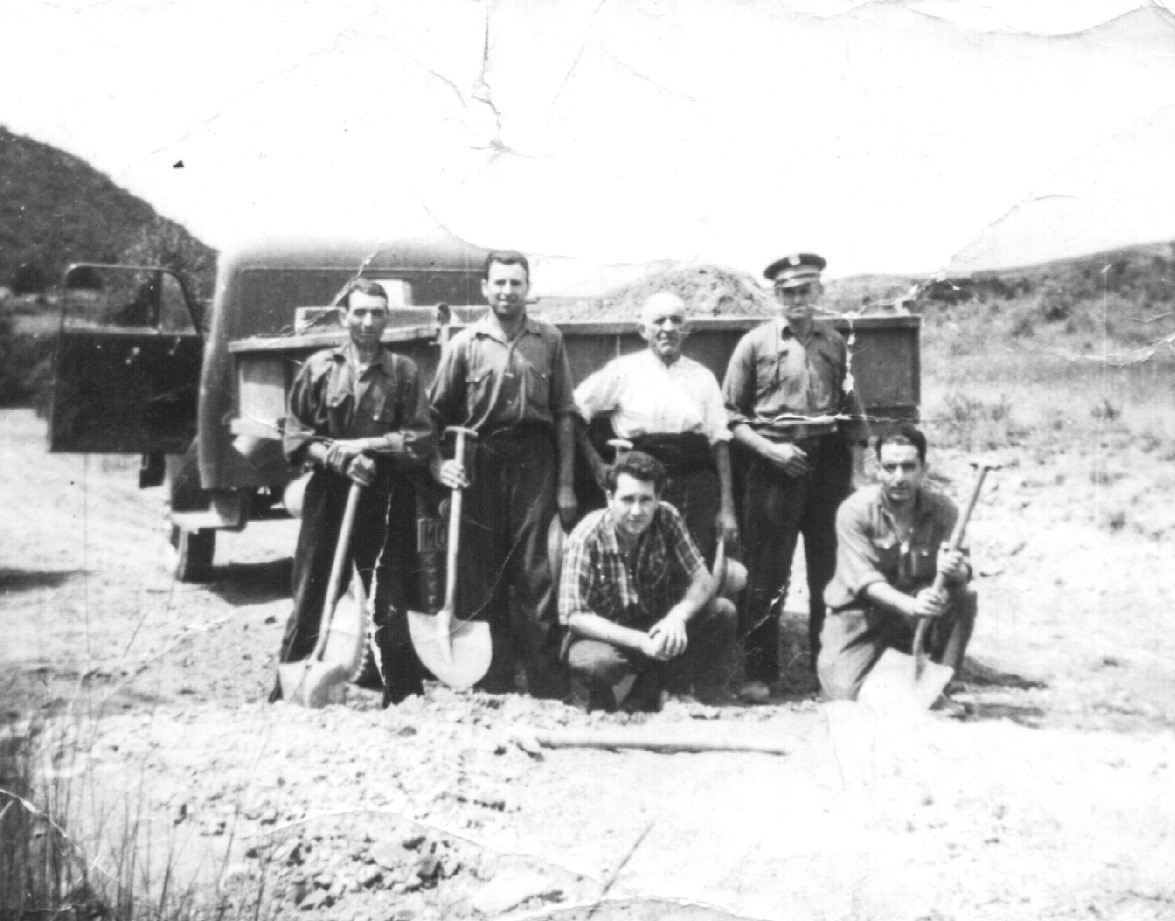 HCarreteras's tweet photo. Salvo en alguna ocasión esporádica, los camineros trabajaron aislados durante casi 200 años. Después del reglamento de 1961 y del informe del Banco Mundial de 1962 fueron agrupados en brigadas y dotados de maquinaria. Fue un cambio radical.
⬇️
https://t.co/Hp4kTC4Wuo
foto D.Saura https://t.co/CCuV2NrYNh
