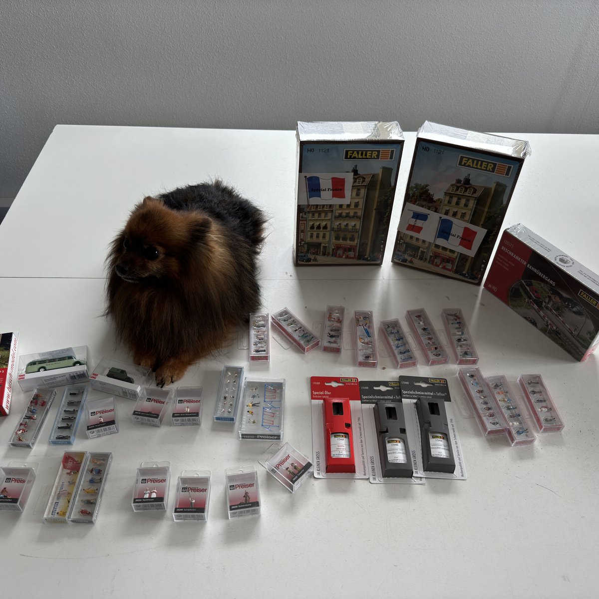 JModelisme's tweet photo. 🎉 L'arrivée de Busch, Faller et Preiser est imminente !

🦊 Sharky vous présente des personnages pour venir compléter votre réseau 😃

Busch 👉 https://t.co/bfyIauToVi

Faller 👉 https://t.co/j6QsoAIVTK

Preiser 👉 https://t.co/3bQMLDu4uW

#busch #faller #preiser #modelisme https://t.co/Tuz7no6G5m