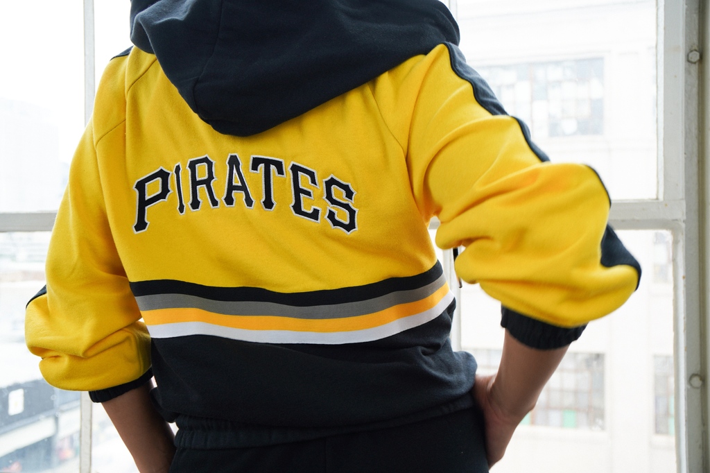 ⚾️ Sport your favorite baseball team and look good doing it. Keep an eye out for more #MLB drops on @fanatics. #baseballszn #fanatics #wearbyea #pittsburghpirates l8r.it/kO2E